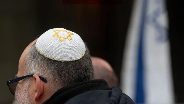 يقول بن دوري إن بعض الناس يخفون الكيباه الخاصة بهم حتى يدخلوا الكنيس بسبب مخاوف أمنية