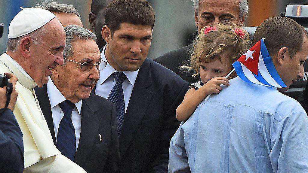 Ra&uacute;l Guillermo Castro acompanha seu av&ocirc;, Ra&uacute;l Castro, durante a visita do papa Francisco (1936-2025) a Cuba, em 2014