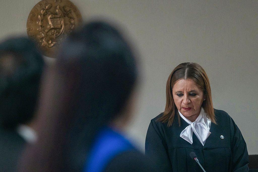 La jueza Ingrid Vannesa Cifuentes, del Tribunal Séptimo de Sentencia Penal de Ciudad de Guatemala, durante la audiencia de sentencia del caso Hogar Seguro, donde un incendio dejó el 8 de marzo de 2017 41 adolescentes muertas y 15 con quemaduras graves, el 12 de agosto de 2025. (Foto: EDWIN BERCIAN/AFP vía Getty Images)