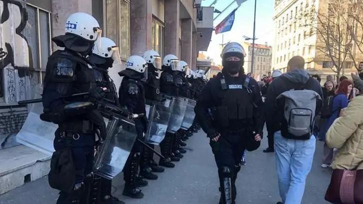 Policija obezbeđuje zgradu beogradske skupštine