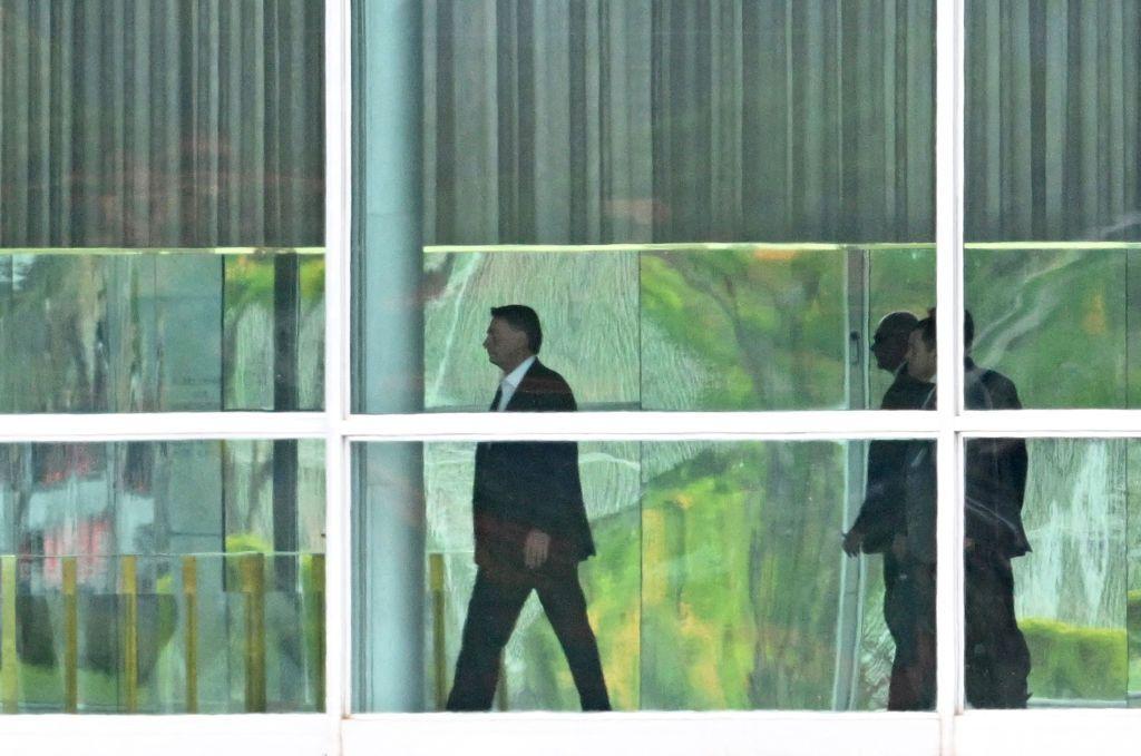 Bolsonaro es visto a la distancia dentro del Palacio de la Alvorada al día siguiente del balotaje que perdió con Lula en octubre de 2022. 