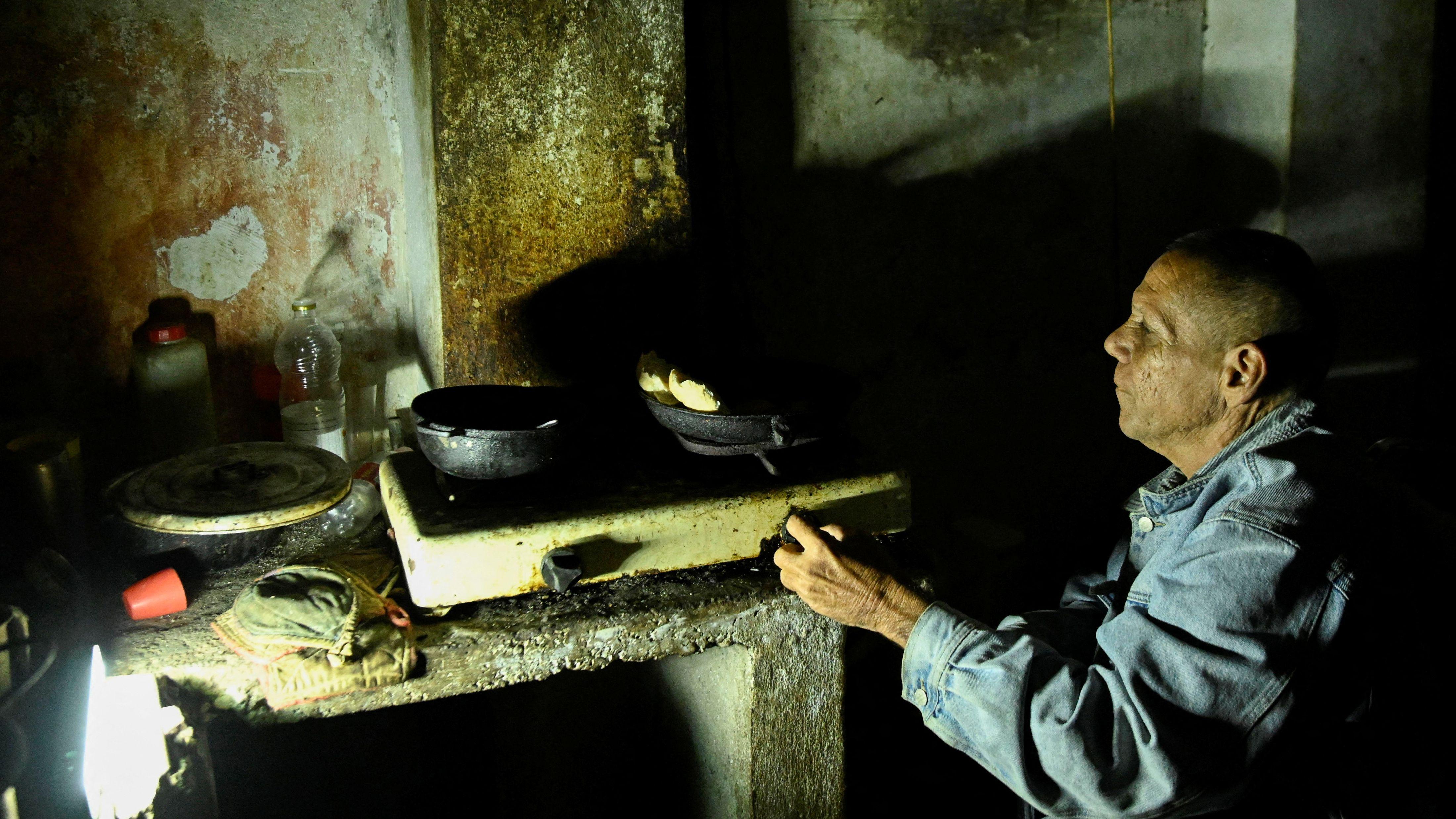 Un hombre en una habitación en semipenumbra en Cuba.
