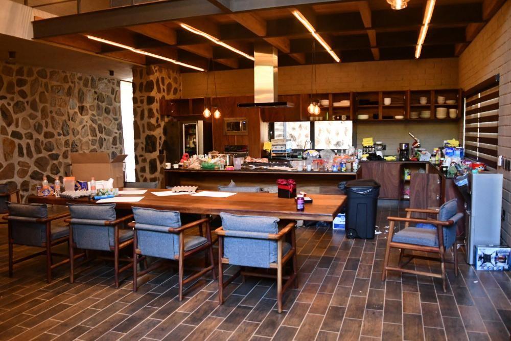 Una vista de la cocina y comedor, con muebles y productos, al interior de la cabaña