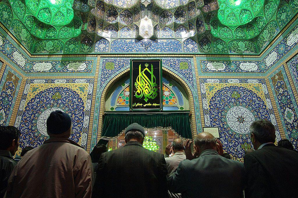 إيرانيون شيعة يدعون لعودة الإمام الثاني عشر في مسجد جمكران