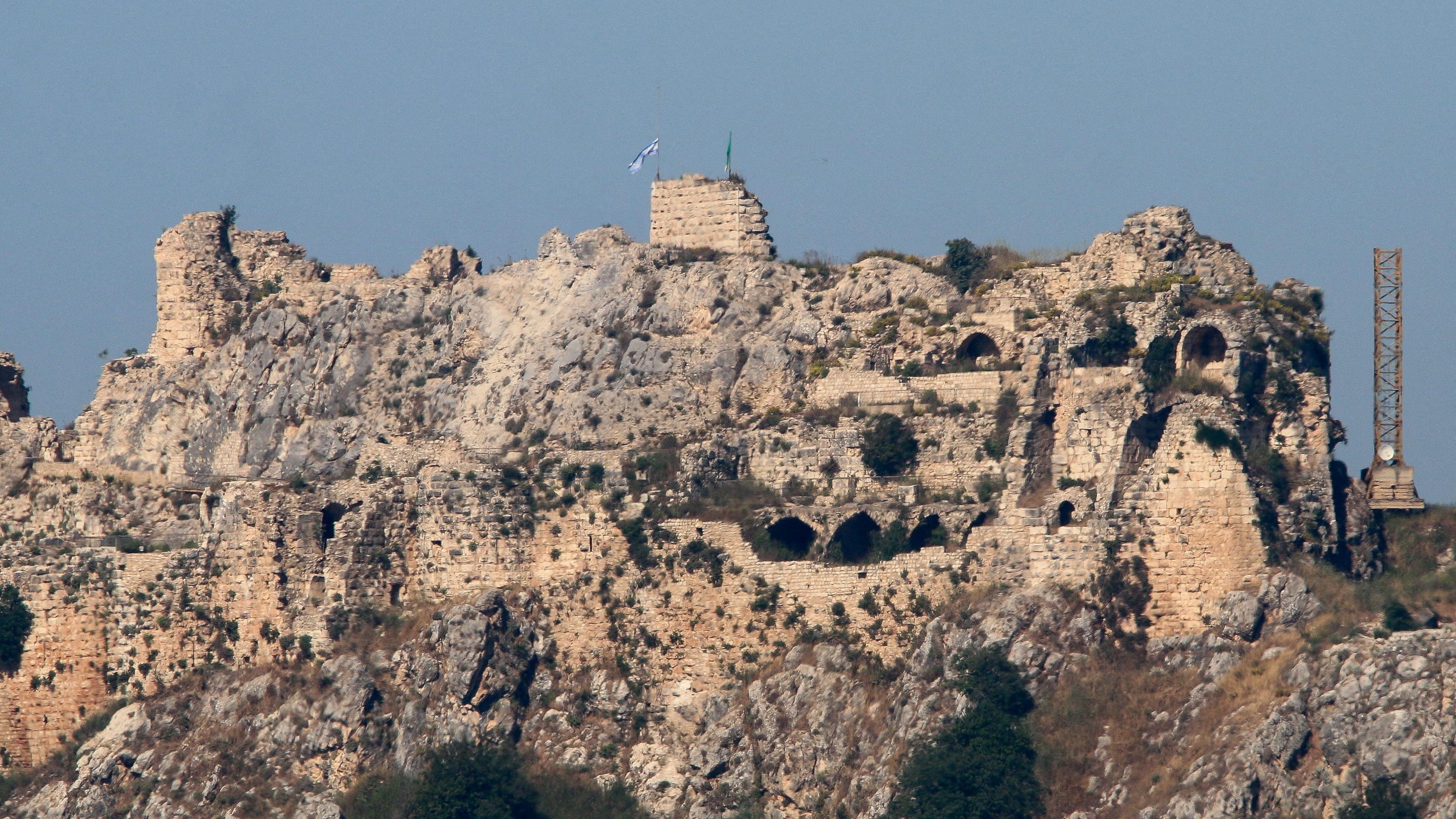 Una bandera de Israel y una bandera de la Brigada Golani ondean sobre las ruinas de la fortaleza medieval de Beaufort, situada en una colina en el sur del Líbano.
