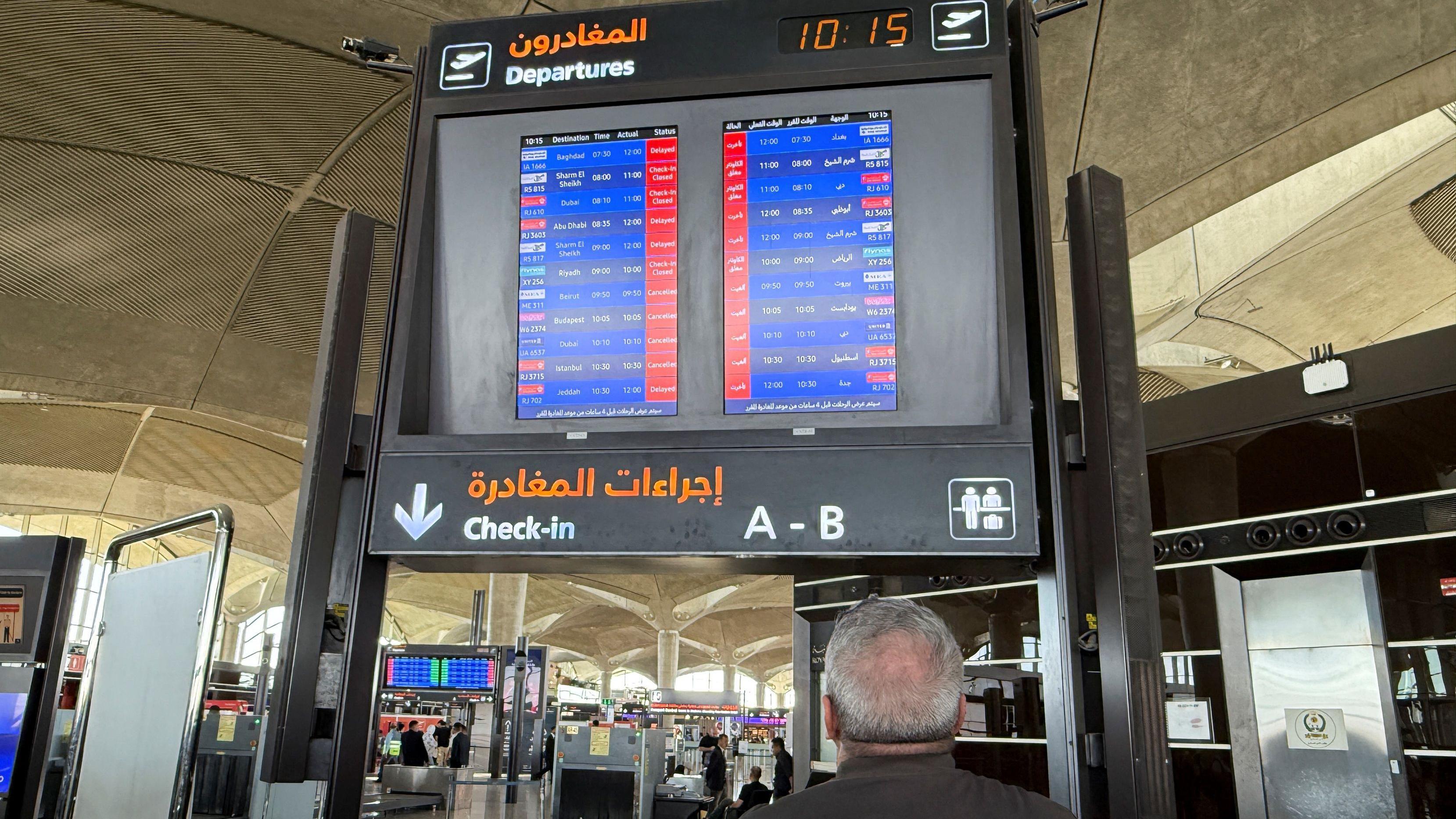كيف تسير الرحلات الجوية في المنطقة وسط استمرار المواجهة الإسرائيلية الإيرانية؟ 1 شاشة تعرض معلومات عن رحلات جوية متأخرة وملغاة في مطار الملكة علياء الدولي في عمّان