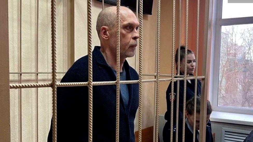 Andrej Perlov iza rešetaka u sudu 