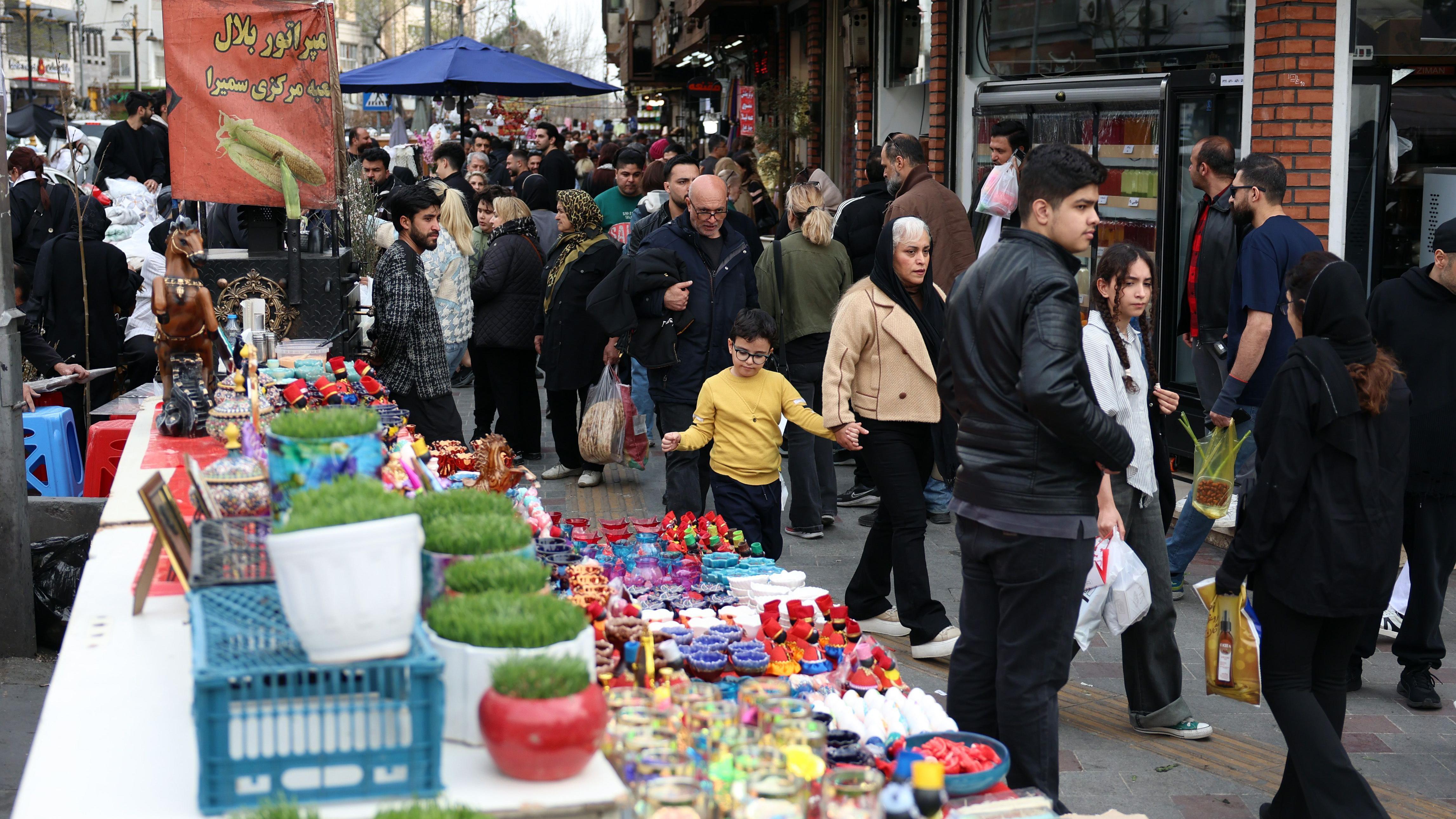 Neki bazari i pijace u Teheranu su otvoreni za Novruz, uprkos bombardovanju