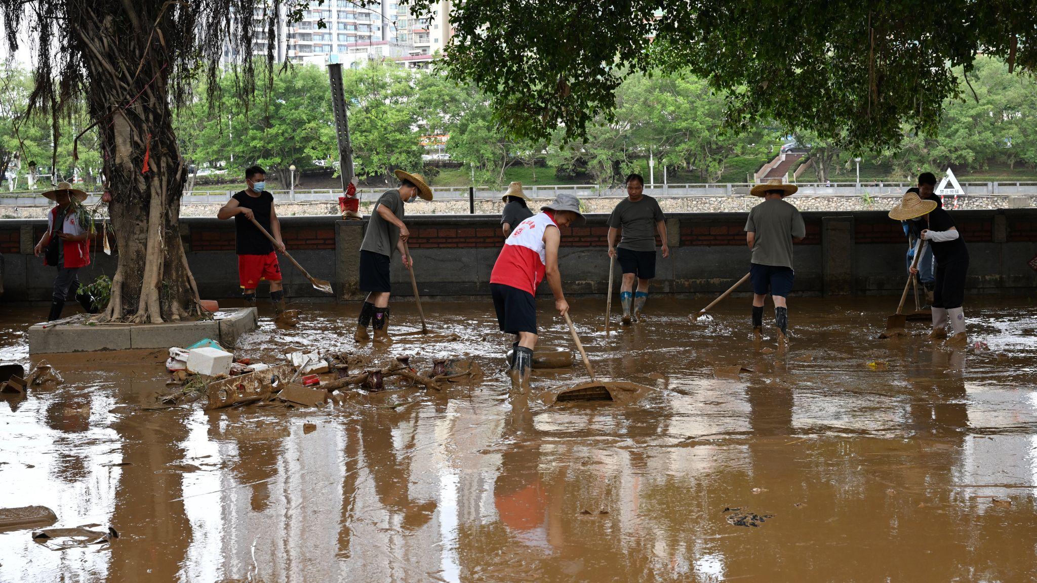 廣東肇慶懷集政府工作人員清理強烈熱帶風暴蝴蝶洪水過後留下的積水與泥濘（中新社圖片19/6/2025）
