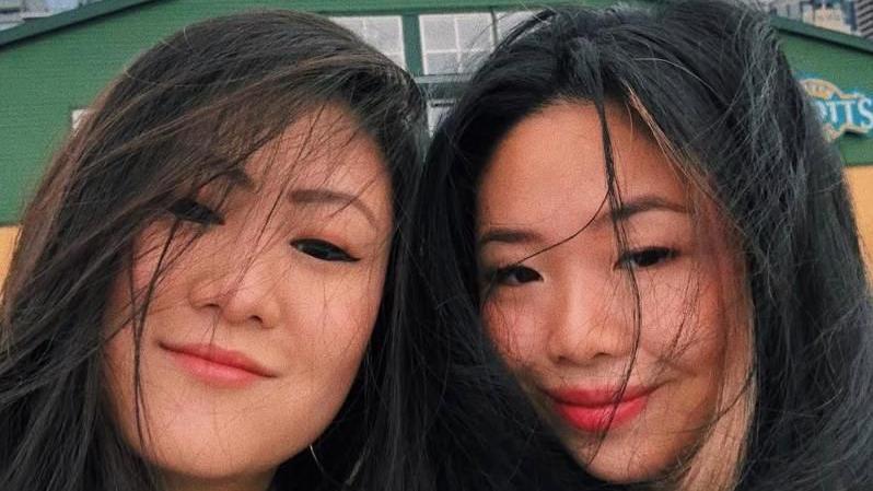 Renee y April se toman una selfie. 