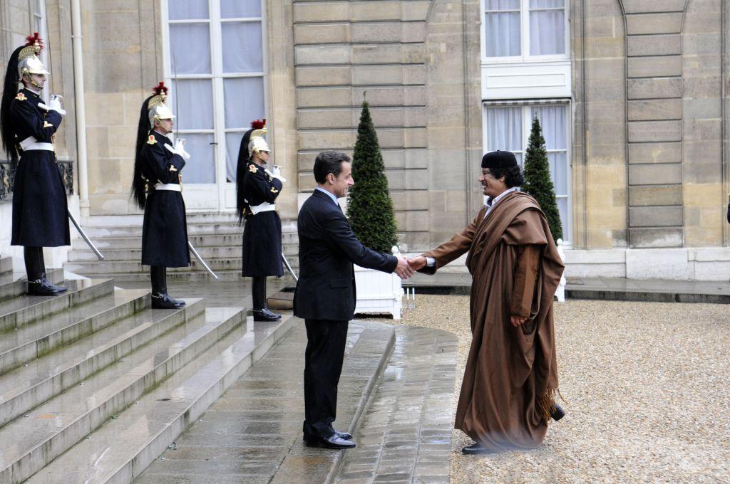 O presidente francês Nicolas Sarkozy recebe o líder líbio Muammar Khadafi no Palácio do Eliseu, em Paris, França, em 10 de dezembro de 2007