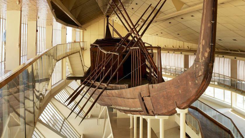 سفينة الشمس - سفينة خشبية معروضة في متحف اكتشفت قطعها عام 1954 في مصر