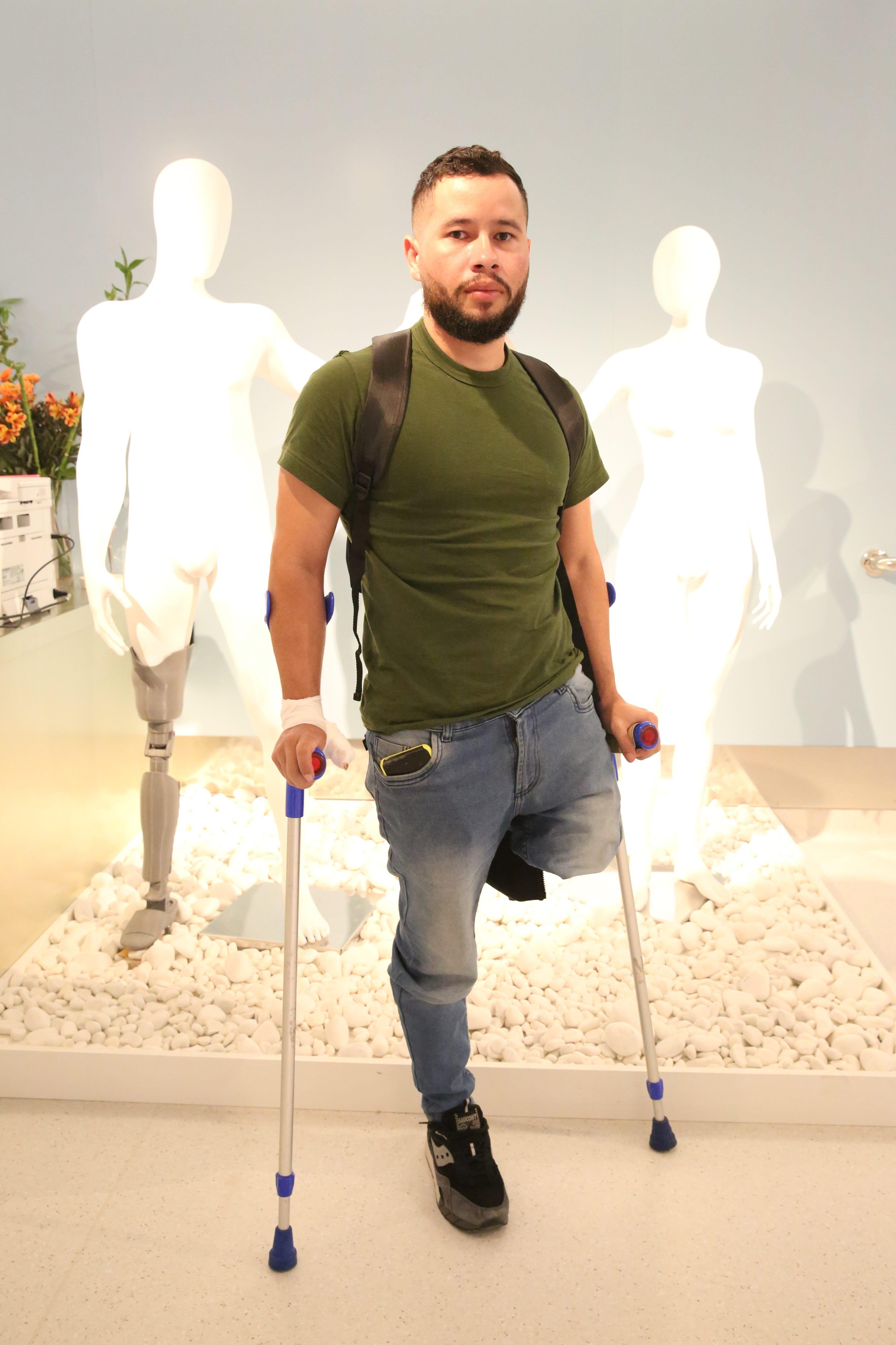 Gabriel está parado en muletas