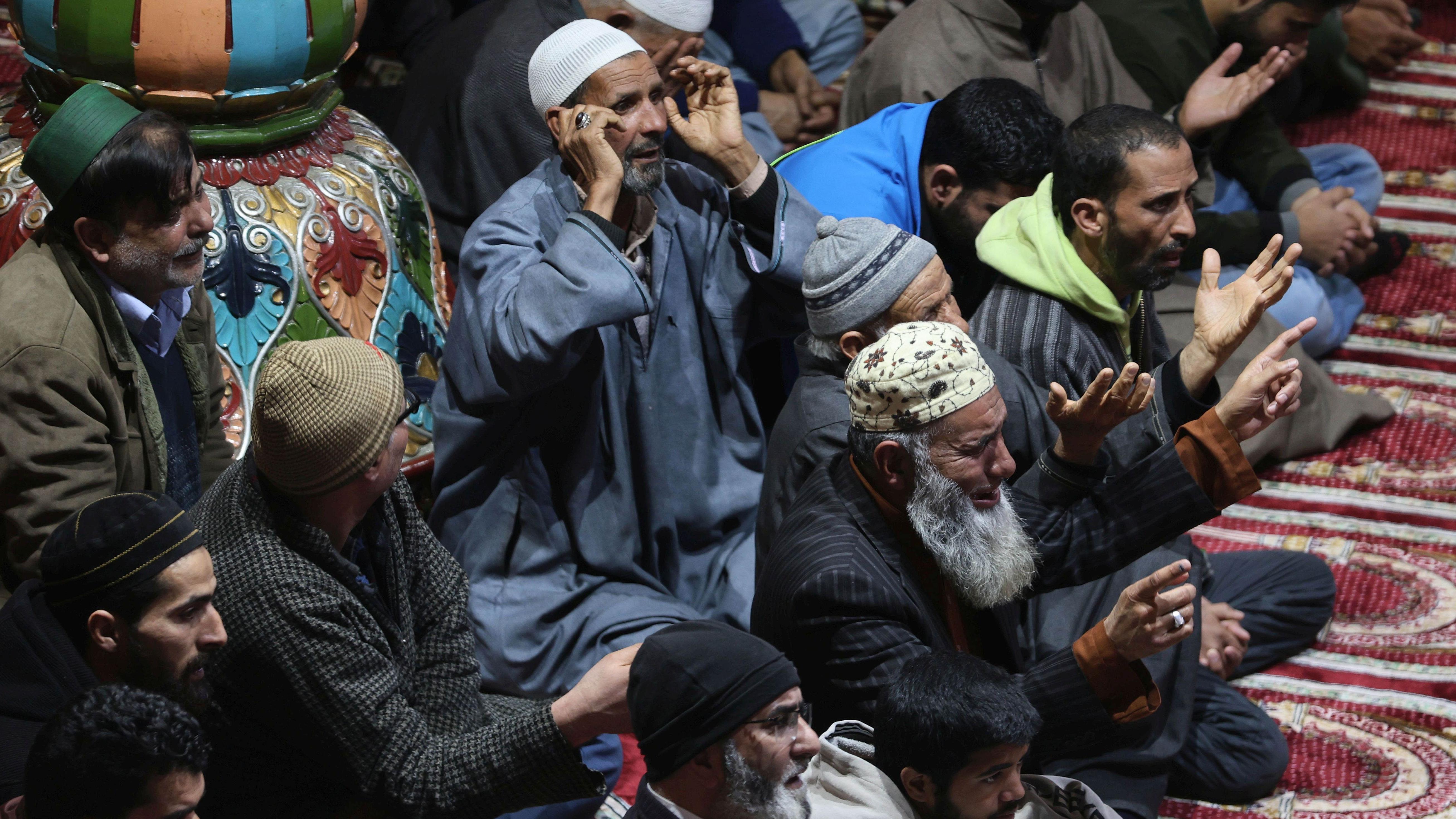 مصلون يؤدون صلاة الجمعة الأولى من شهر رمضان في أحد مساجد ولاية سريناغار، بالهند ويمثل المسلمون أغلبية سكان ولاية سريناغار