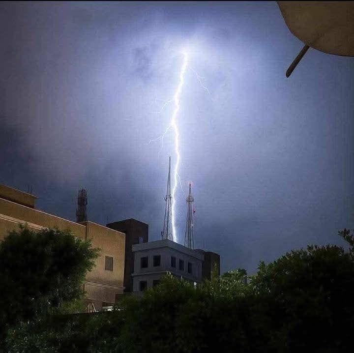 عاصفة رعيدة مصحوبة بظهور البرق وسقوط كرات الثلج على أنحاء متفرقة من مدينة الإسكندرية الساحلية