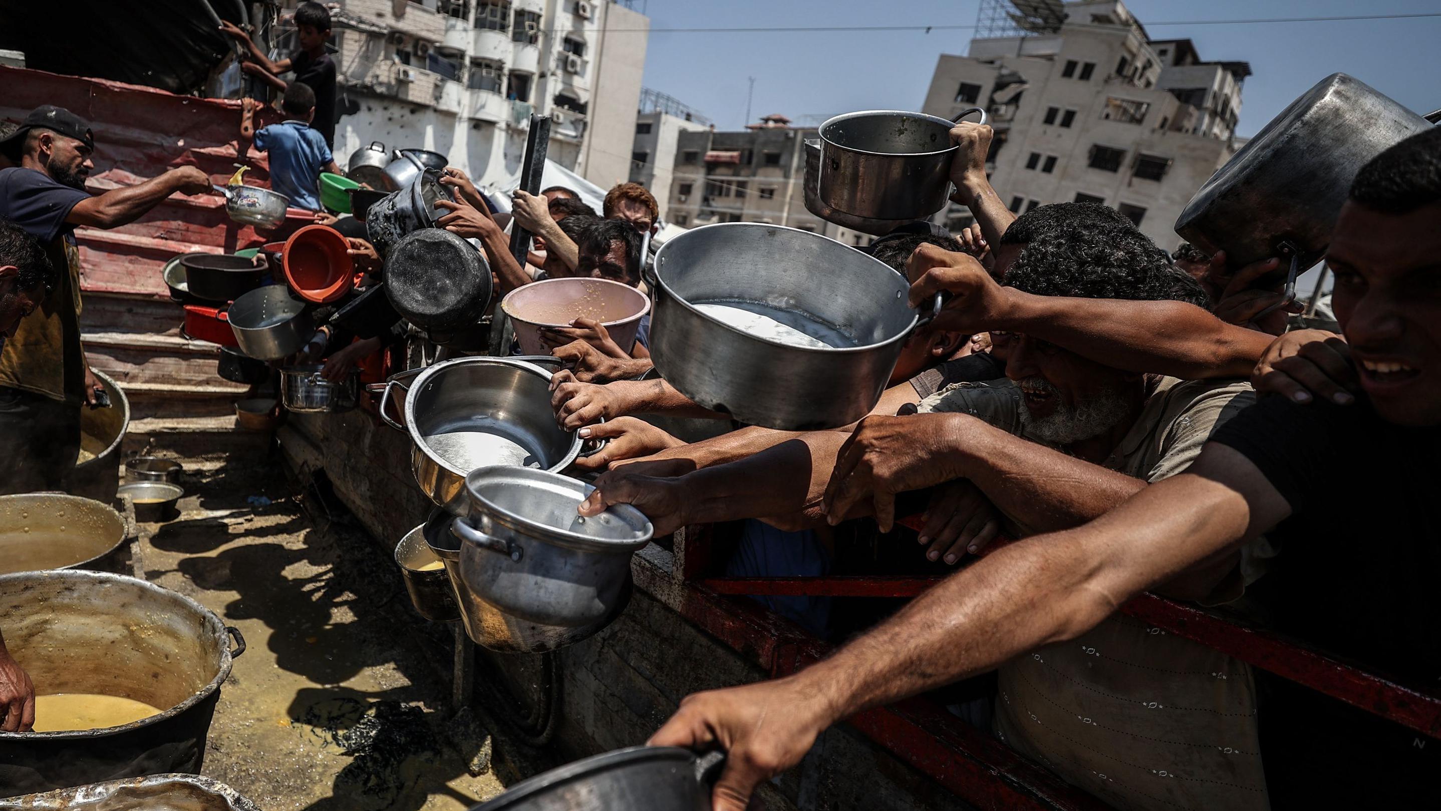 توزيع غذاء على فلسطينيين في غزة وسط تحذيرات من مجاعة في القطاع المدمر