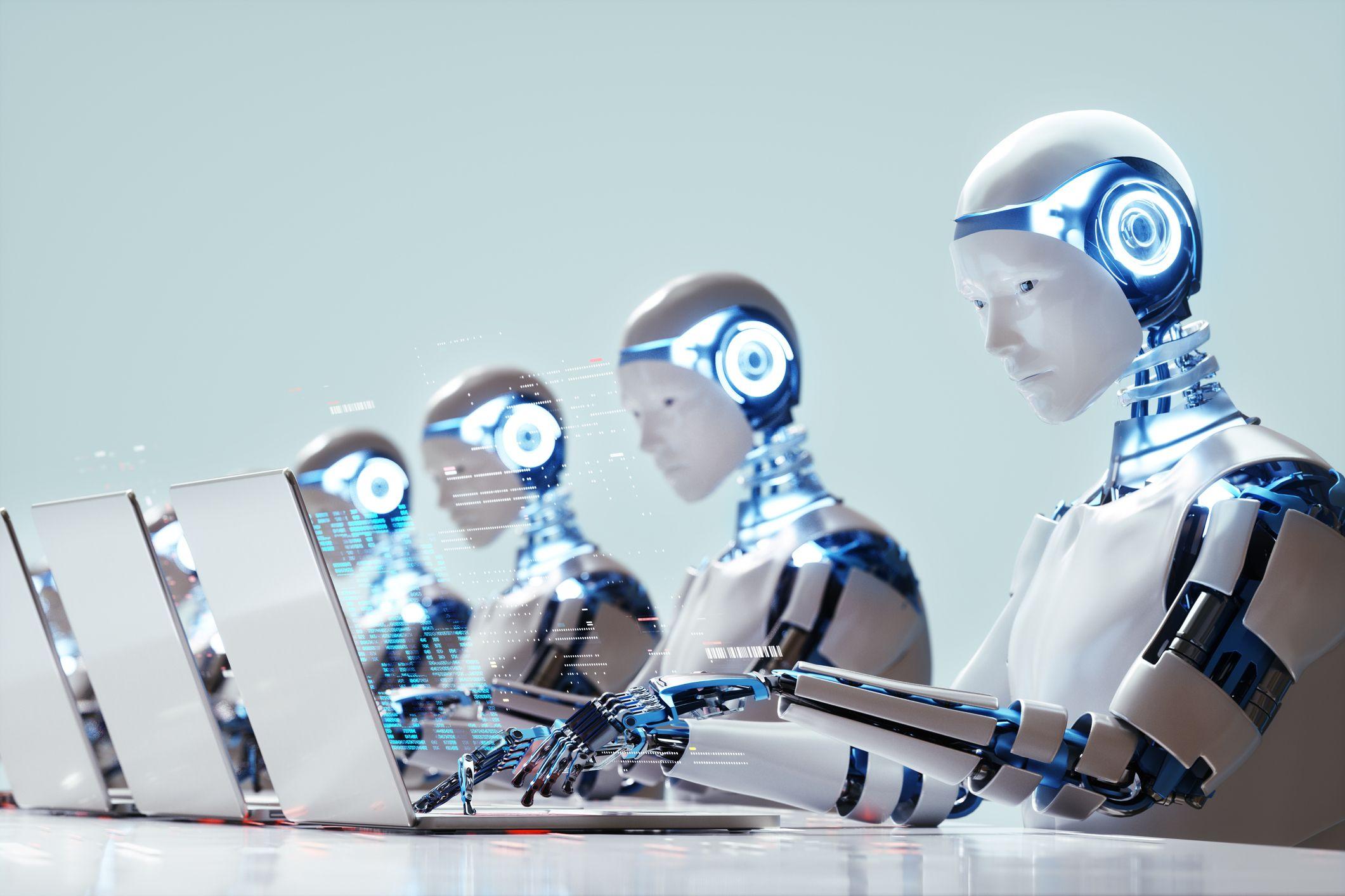 رسم تخيلي لمجموعة من الروبوتات تكتب على أجهزة كمبيوتر