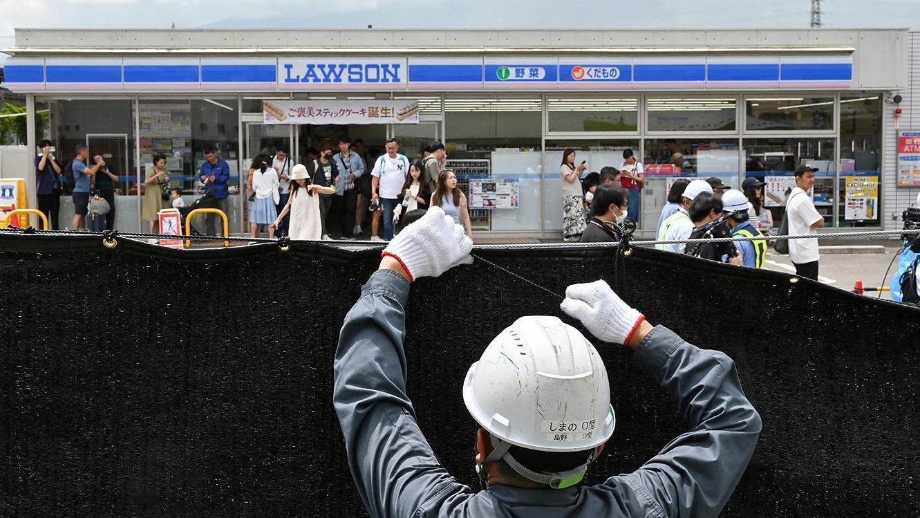 شخص يقوم بنصب حاجز