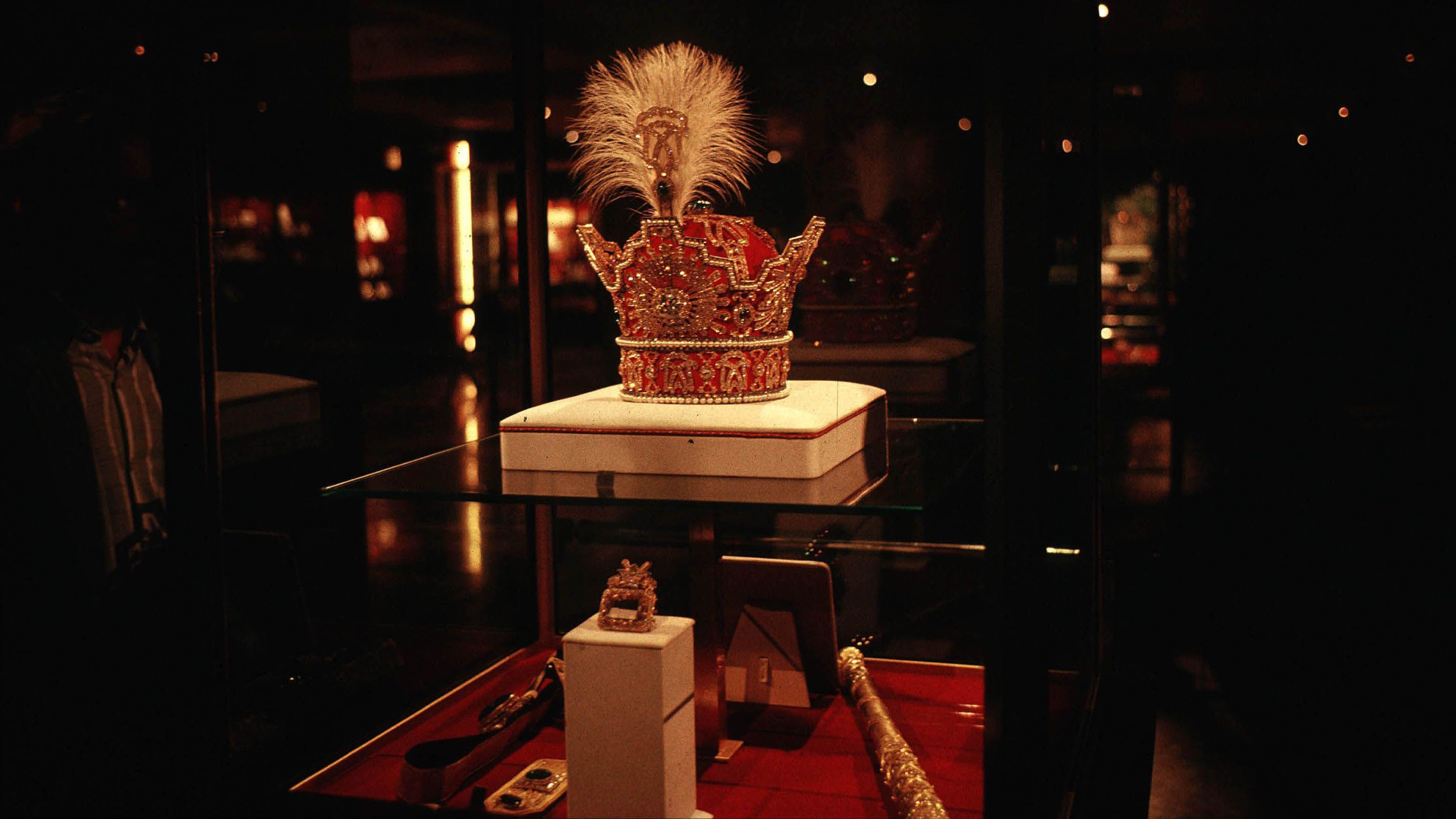 A coroa usada pelo xá do Irã, em uma vitrine de alta segurança, no Banco Central do país, em Teerã, que conserva milhares de peças do tesouro nacional iraniano