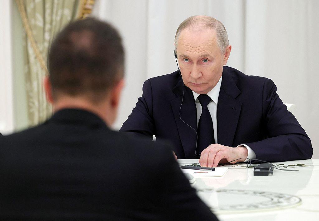 Vladimir Putin en una reunión con el ministro de Exteriores de Hungría.
