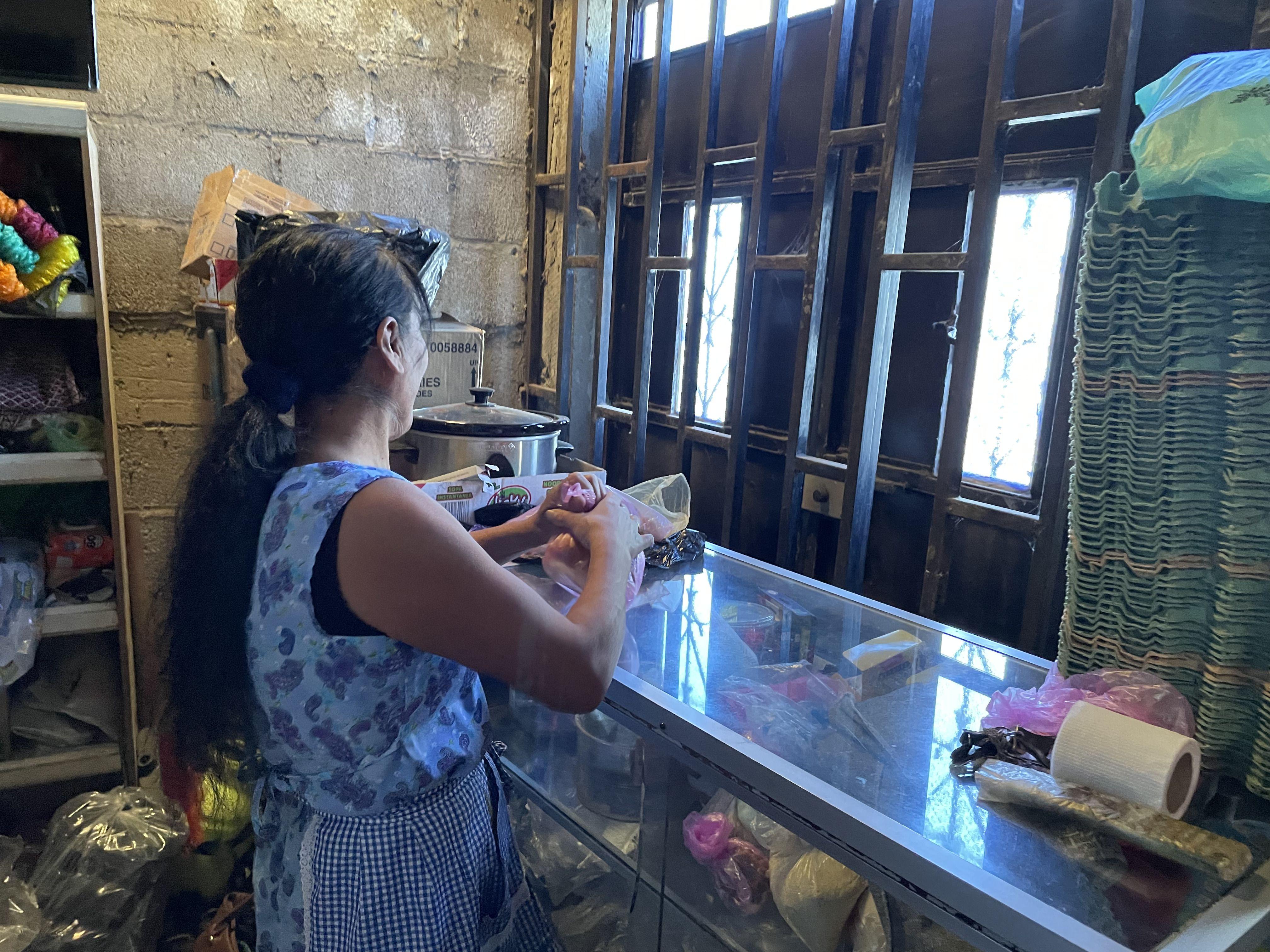 Alicia en su tienda