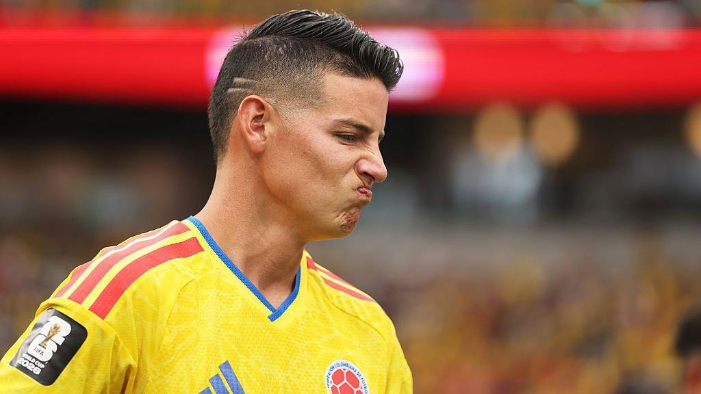 James Rodríguez, decepcionado tras la derrota de Colombia ante Suiza en penaltis.