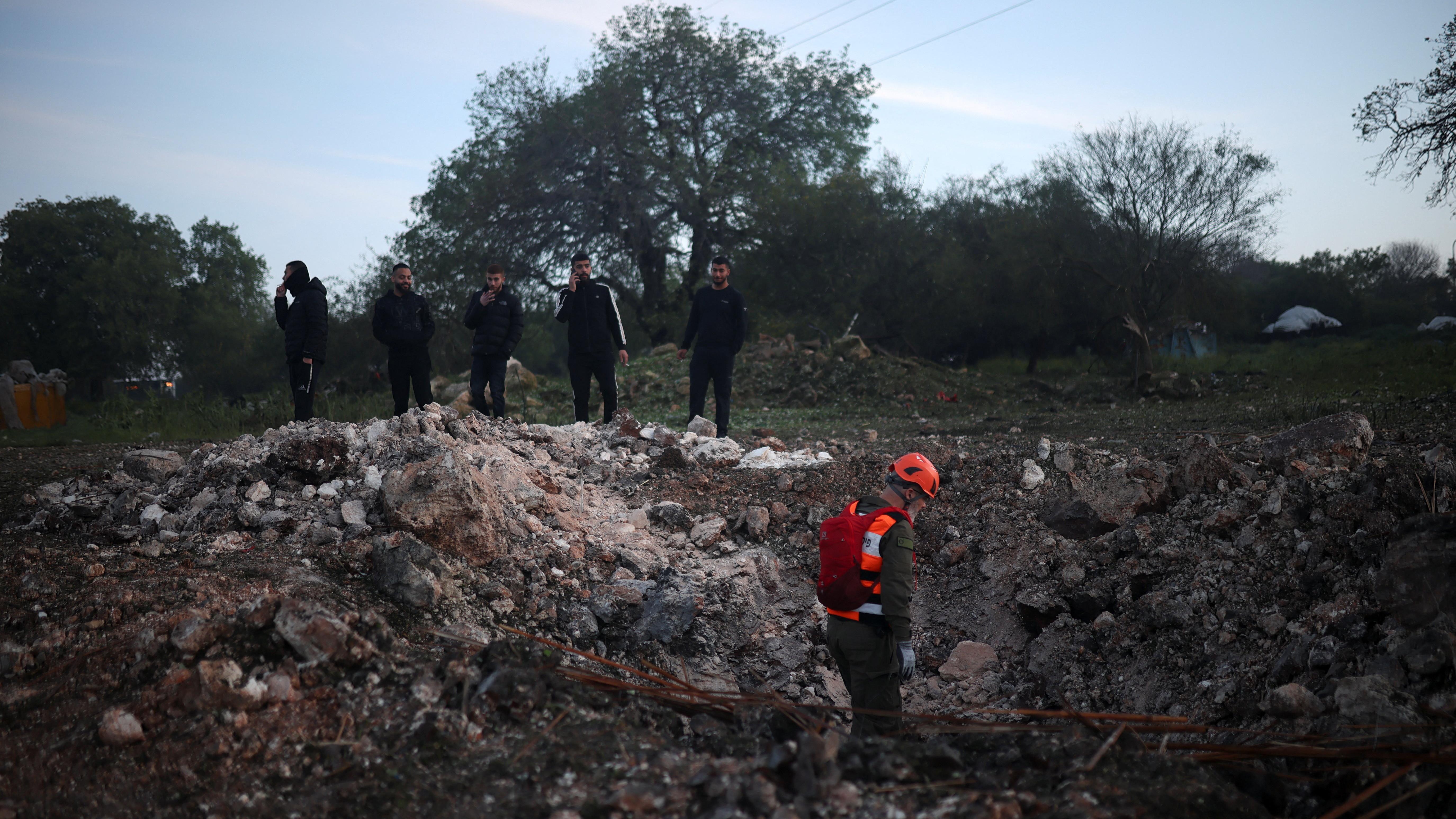 تحطم طائرة أمريكية للتزويد بالوقود في العراق، وواشنطن تسمح للدول مؤقتاً بشراء النفط الروسي لـ"لتخفيف اضطراب أسواق الطاقة" 