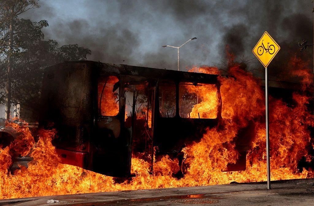 Un autobús incendiado en una avenida de Jalisco