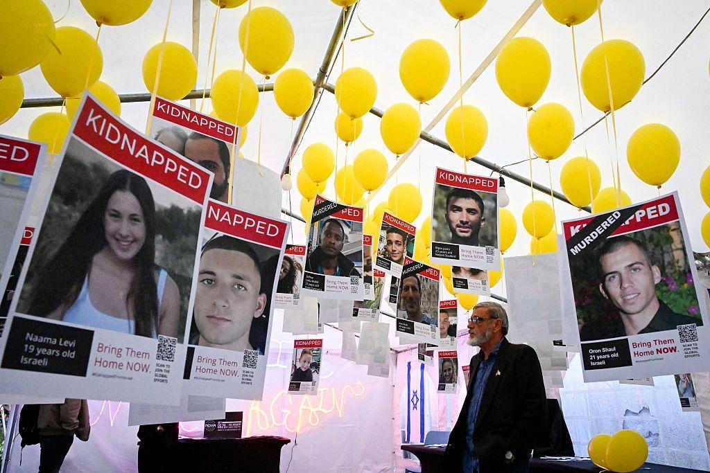 صور لرهائن اختطفهم مسلّحو حماس وقد كُتِب عليها "مختطف" أو "مقتول"، وذلك خلال مراسم إحياء ذكرى ضحايا هجمات حماس على إسرائيل في 7 أكتوبر 2023، في الذكرى السنوية الأولى للهجوم، داخل كنيس صوفيا في 7 أكتوبر 2024.