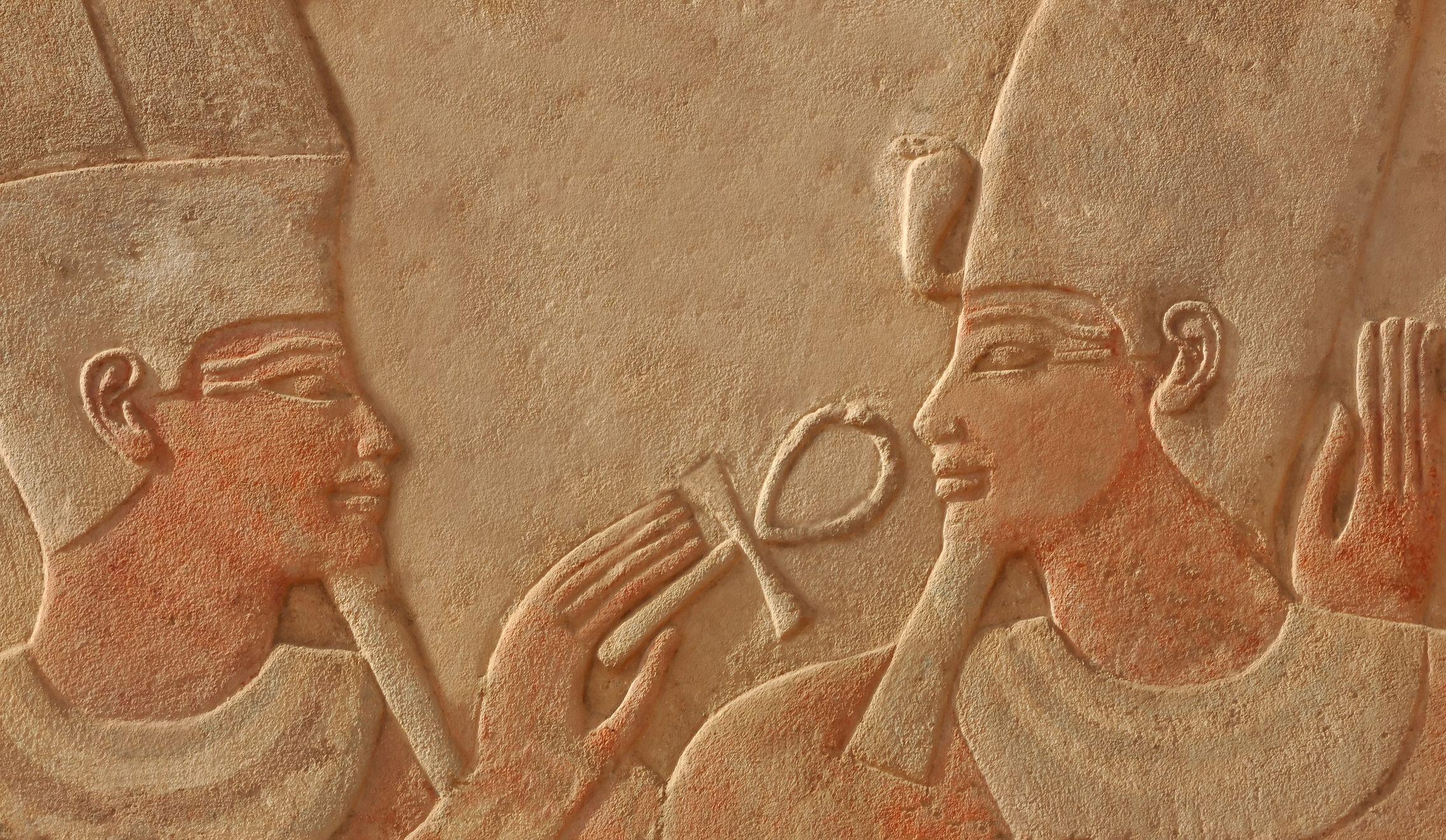 الإله آمون يقدم مفتاح الحياة والخلود