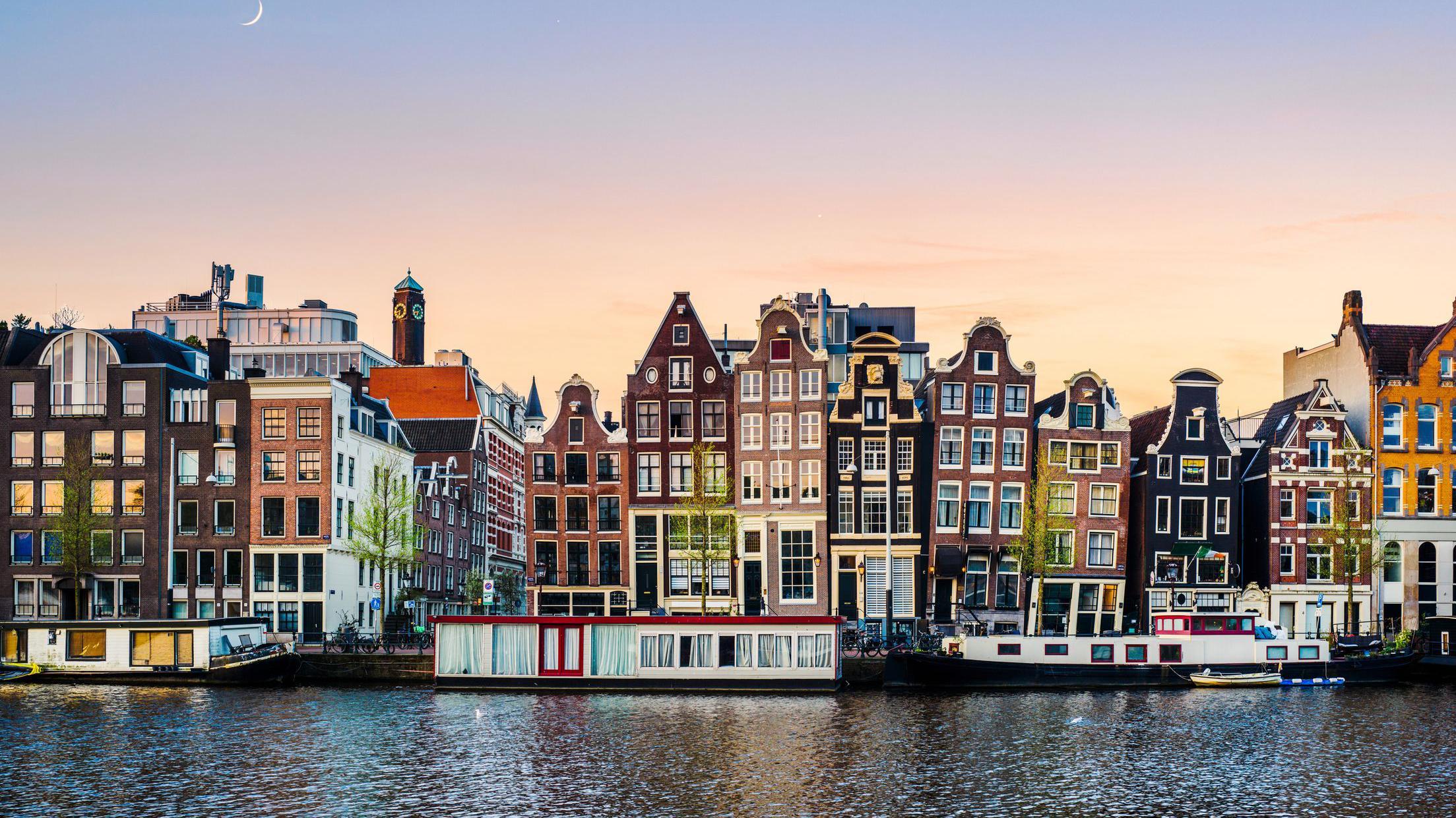 Edificios junto a un canal en Ámsterdam, Países Bajos. 