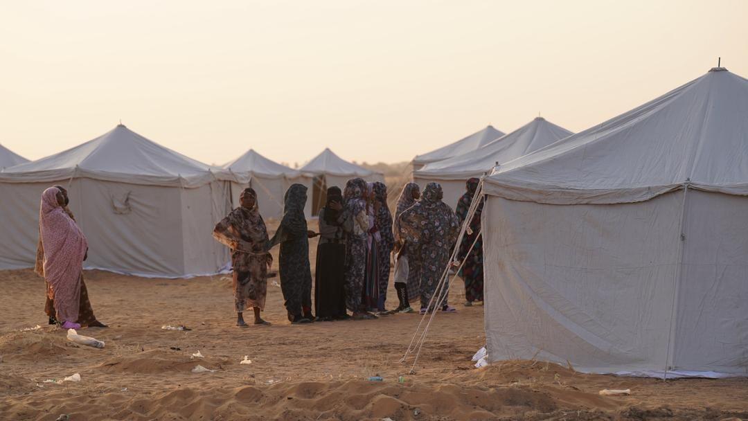 مجموعة من النساء أمام الخيم