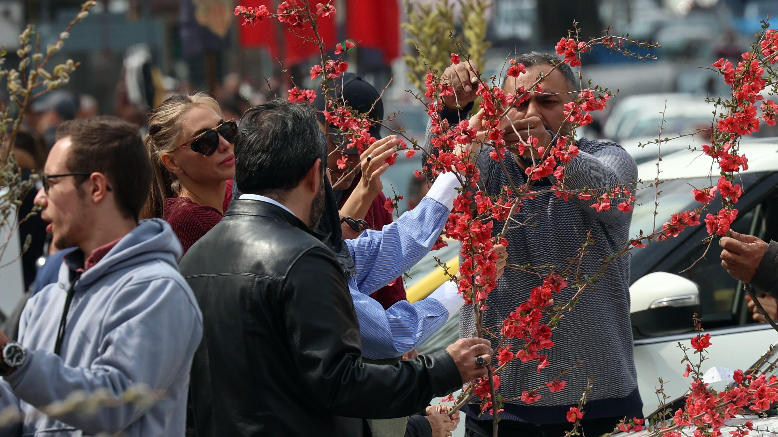 Iranci kupuju stvari za proslavu Novruza u Teheranu 19. marta