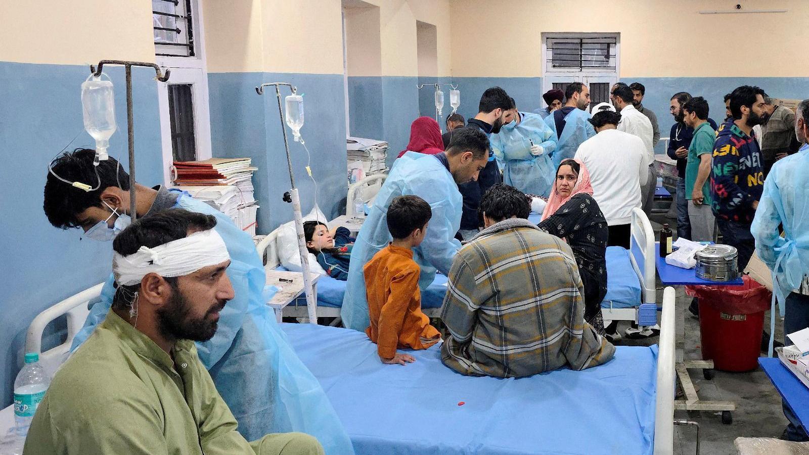 Pessoas que, segundo seus familiares, ficaram feridas em um bombardeio transfronteiriço no setor de Uri recebem tratamento em um hospital na região da Caxemira administrada pela Índia.