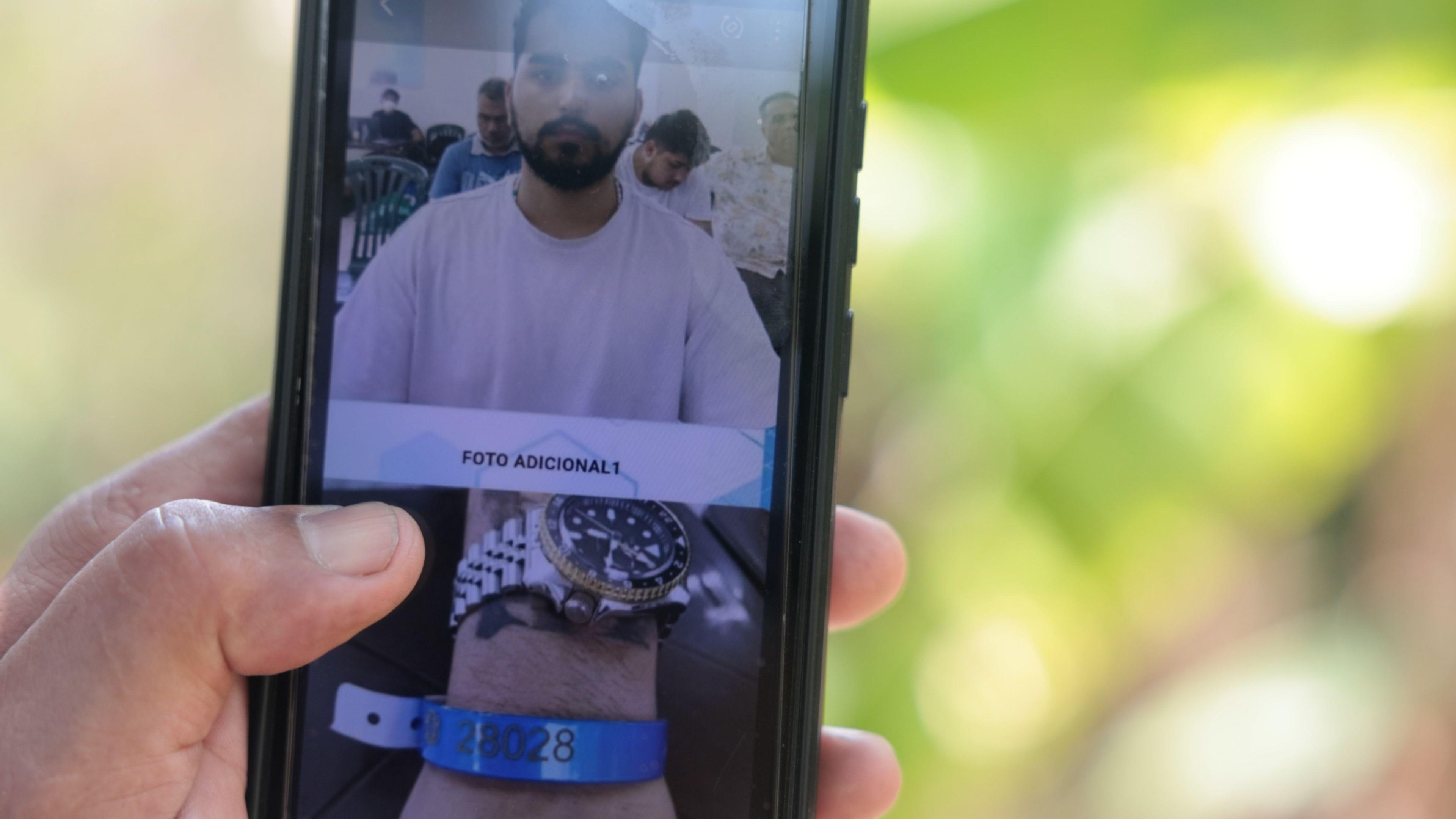 Foto de Abelardo Rincón y de su brazalete de deportado en una pantalla de celular, mostrado por su abuelo, José Rincón, en La Guaira, Venezuela, en julio de 2026.