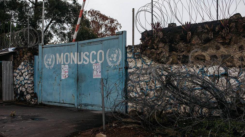 Vista general del alambre de púas que rodea una puerta en la Misión de Estabilización de las Naciones Unidas.