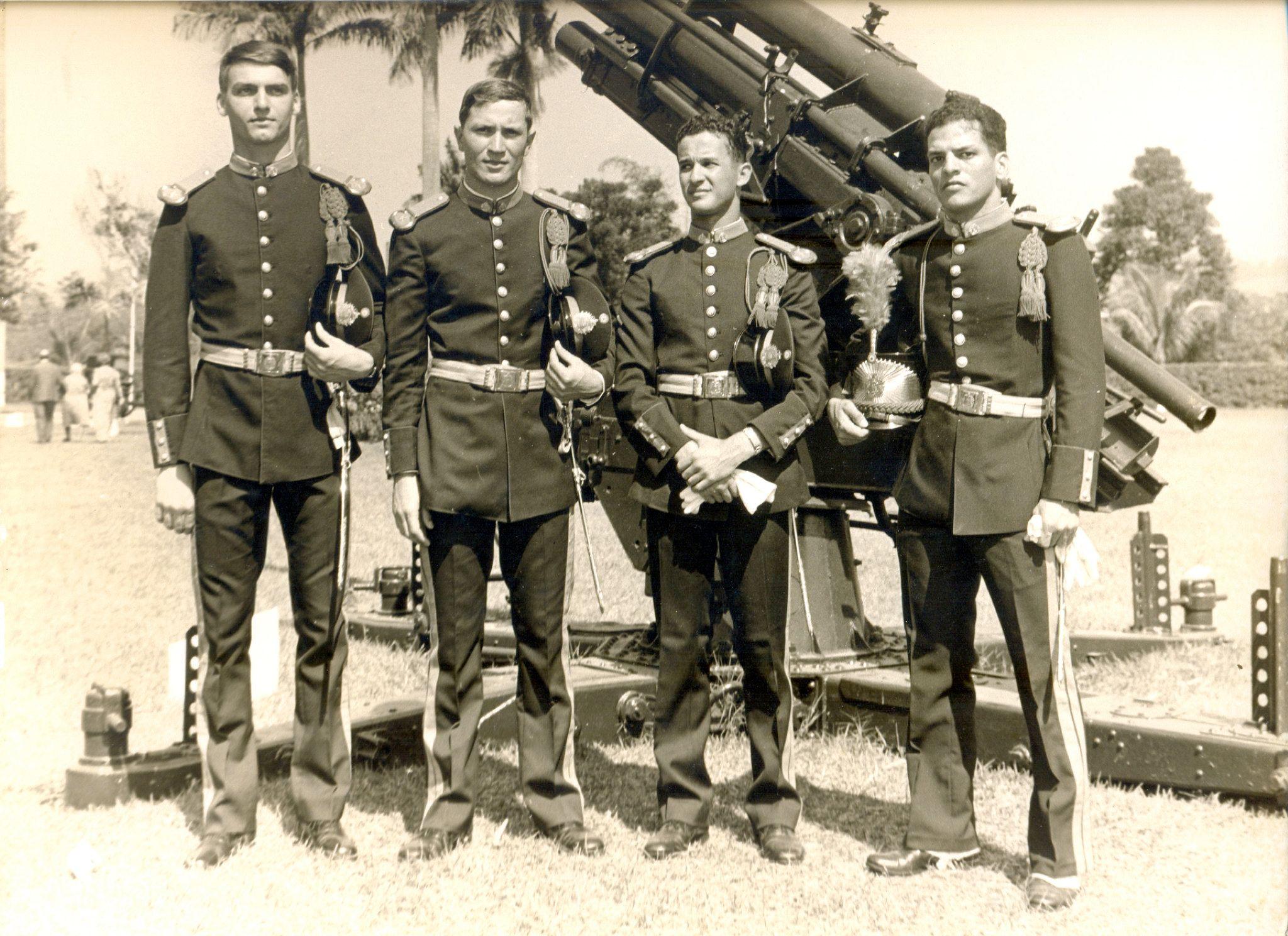 Bolsonaro e outros militares em fotografia oficial da época da academia de formação