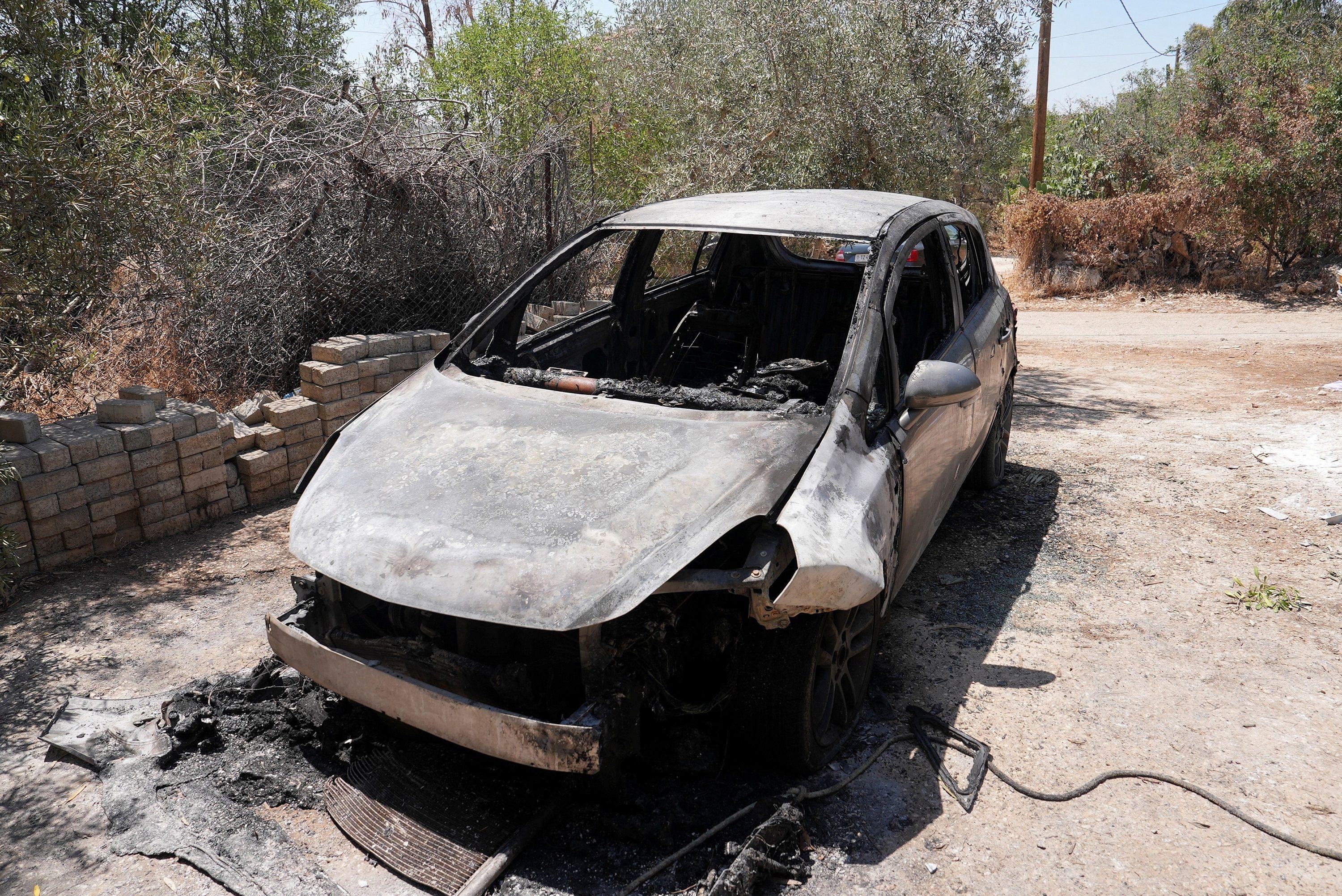 سيارة فلسطينية محترقة بعد هجوم للمستوطنين الإسرائيليين في قرية بروقين بمحافظة سلفيت في الضفة الغربية المحتلة 23 مايو/أيار 2025.