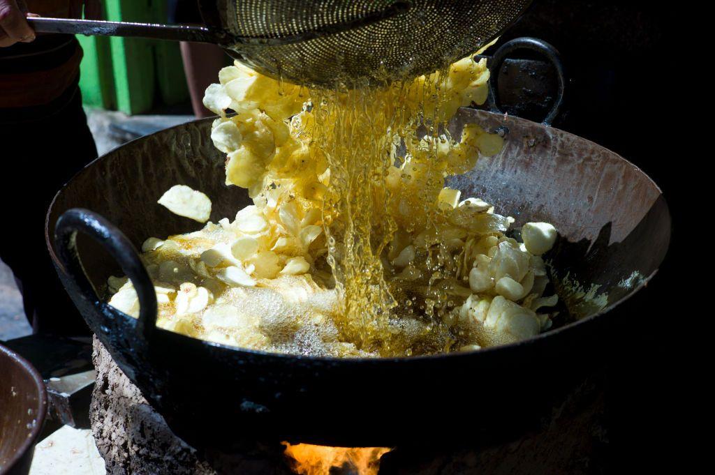 Comida indiana sendo preparada no fogo