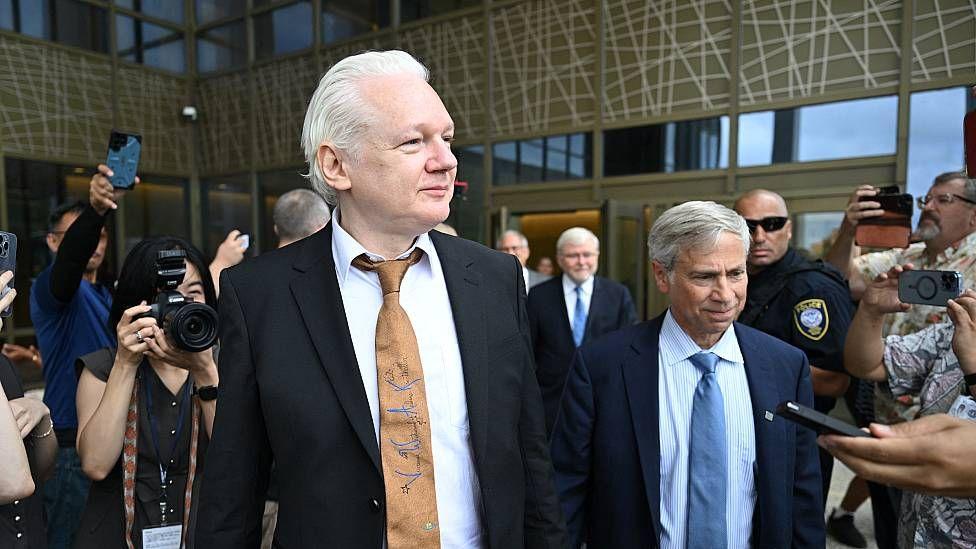 Pollack junto a Julian Assange tras la liberación del periodista