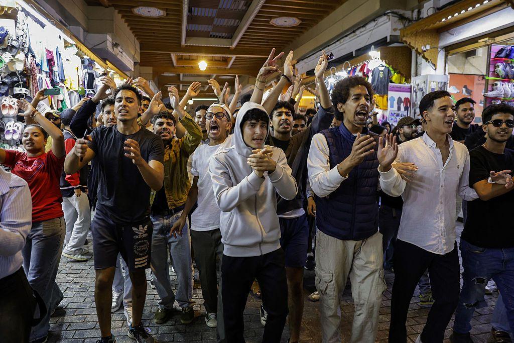 Un grupo de jóvenes lanza corea mensajes de protesta en una calle de Rabat. 