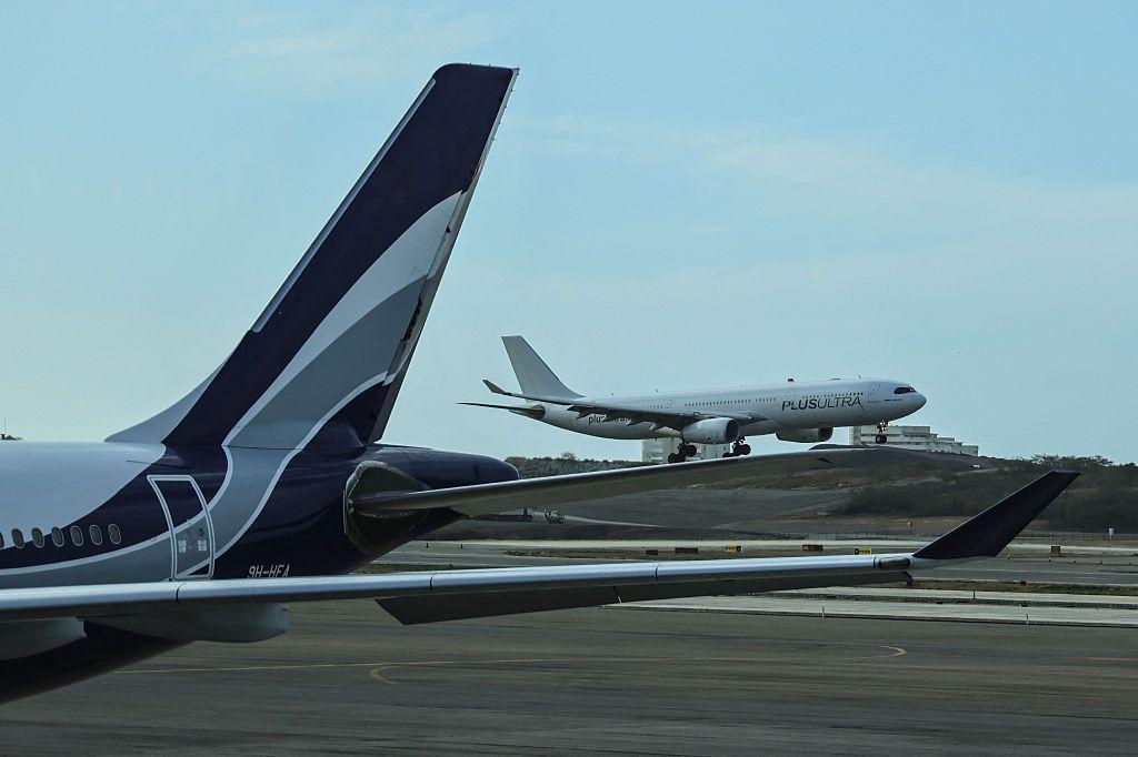 Un avión de Plus Ultra Airlines procedente de España aterriza en el Aeropuerto Internacional Simón Bolívar de Maiquetía, Venezuela.