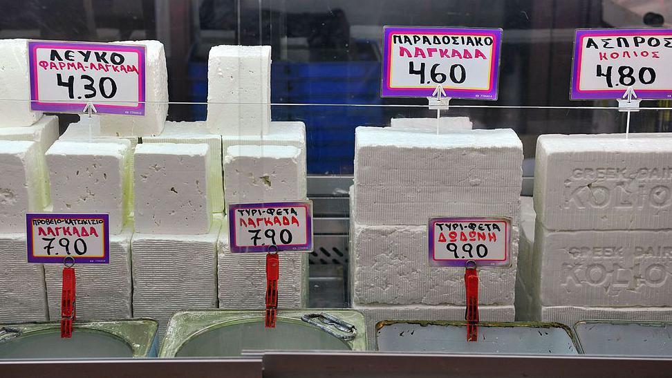 komadi feta sira u prodavnici, feta sir