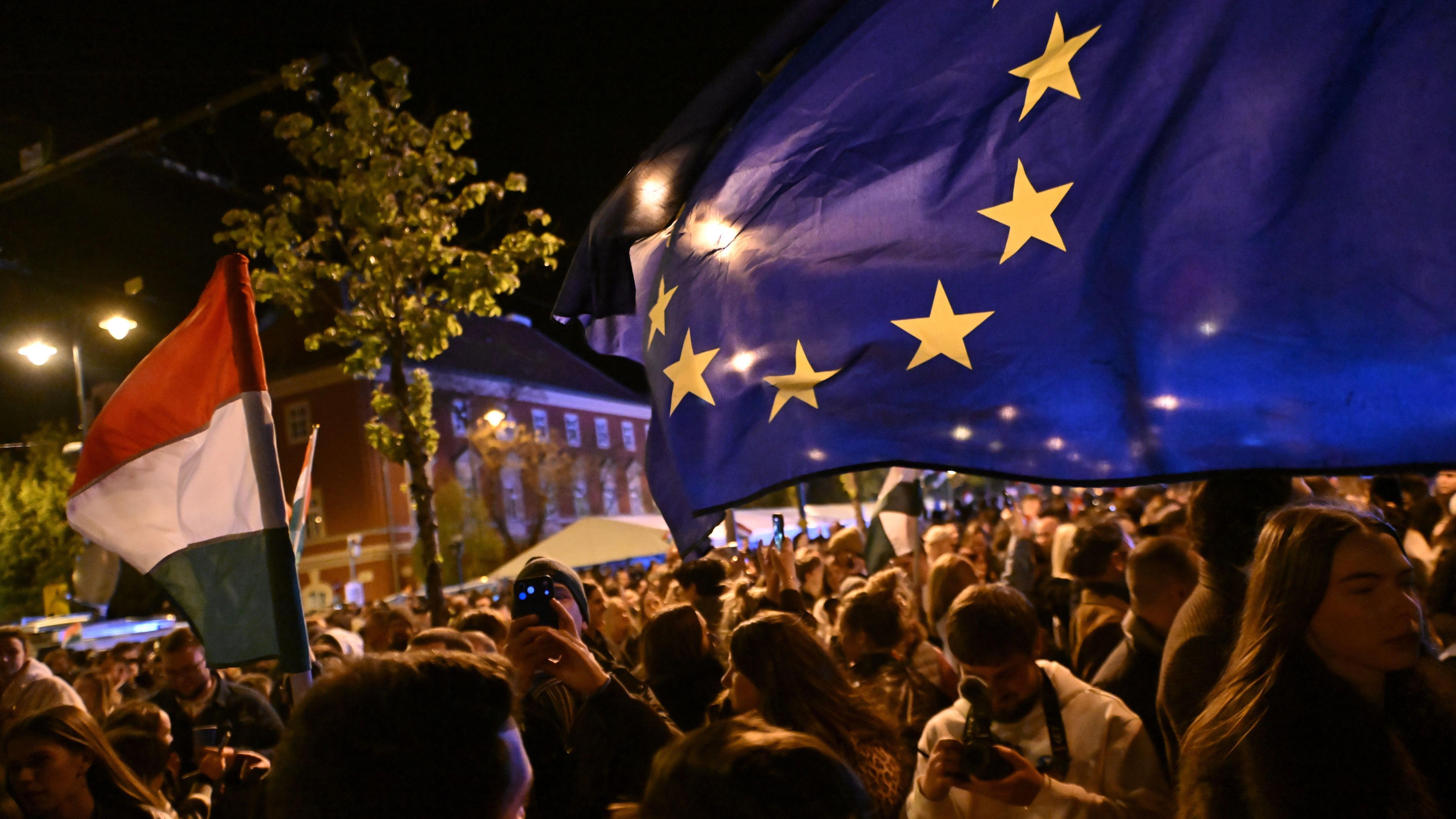 حشود مؤيدة لماغيار تحمل علمي المجر والاتحاد الأوروبي