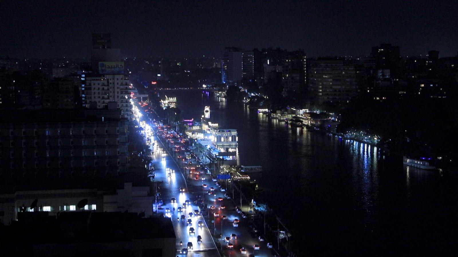 صورة مظلمة لكورنيش النيل في القاهرة عدا أضواء السيارات