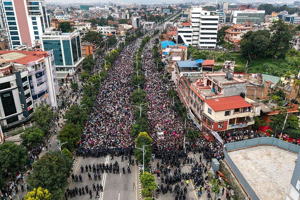 Imagem aérea de multidão na rua 