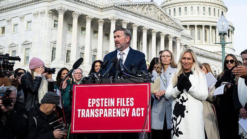 El representante Thomas Massie, republicano por Kentucky, durante una rueda de prensa frente al Capitolio de Estados Unidos en Washington DC., el martes 18 de noviembre de 2025. 