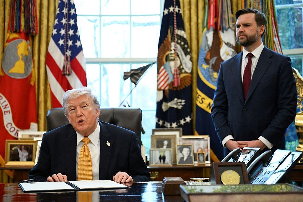 ترامب يتوعد إيران ويرسل فريق التفاوض إلى إسلام أباد، وطهران لم تؤكد جولة المفاوضات الجديدة 