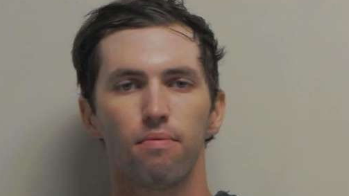 Tyler Robinson, 22 anos, em uma foto divulgada pelas autoridades. Ele está inexpressivo e em pé, contra um fundo branco.