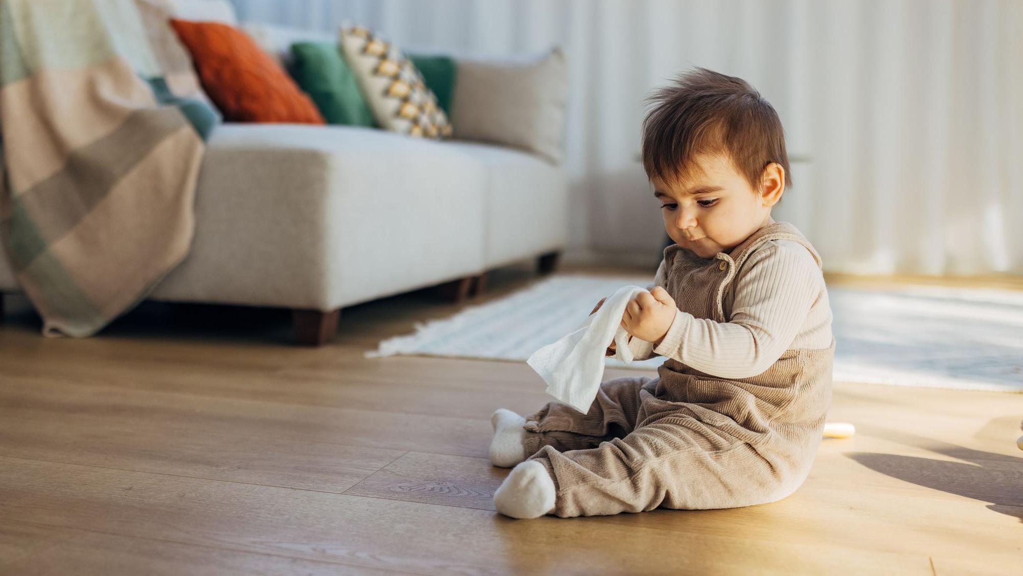 Cómo lograr que un bebé se entretenga solo sin necesidad de recurrir a las pantallas
